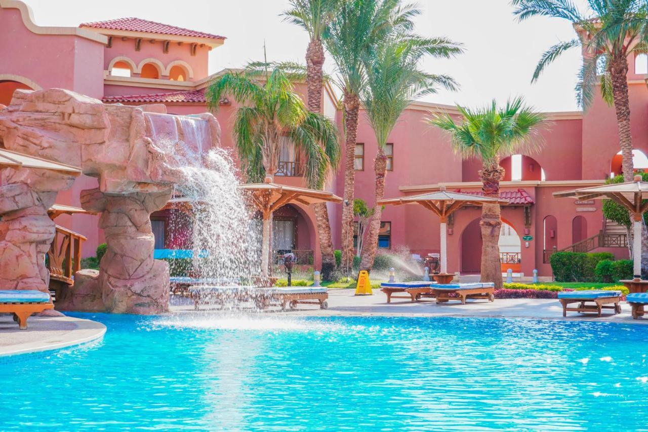 Charmillion Gardens Aquapark Hotel Шарм ел-Шейх Екстериор снимка The swimming pool at the Hilton Luxor