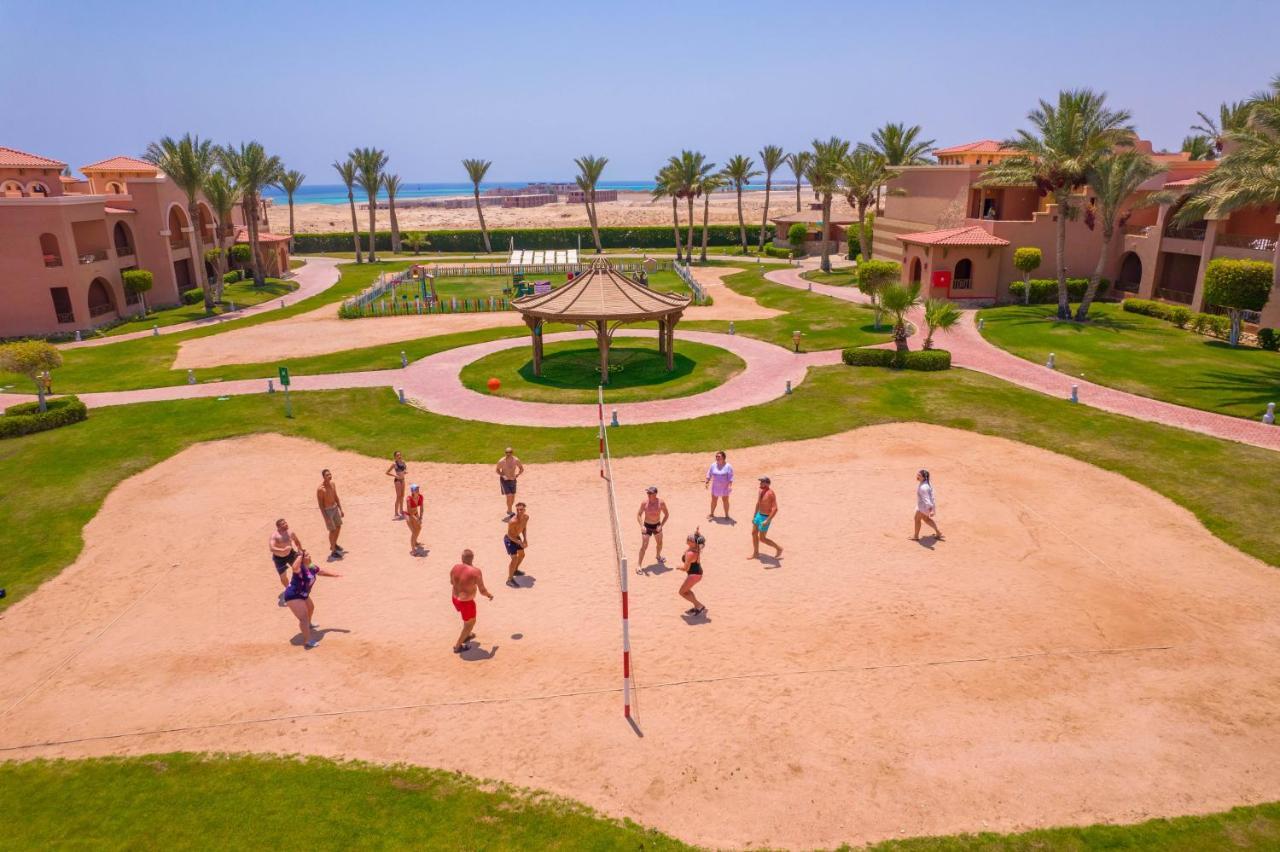 Charmillion Gardens Aquapark Hotel Шарм ел-Шейх Екстериор снимка Tourists playing beach volleyball in Egypt