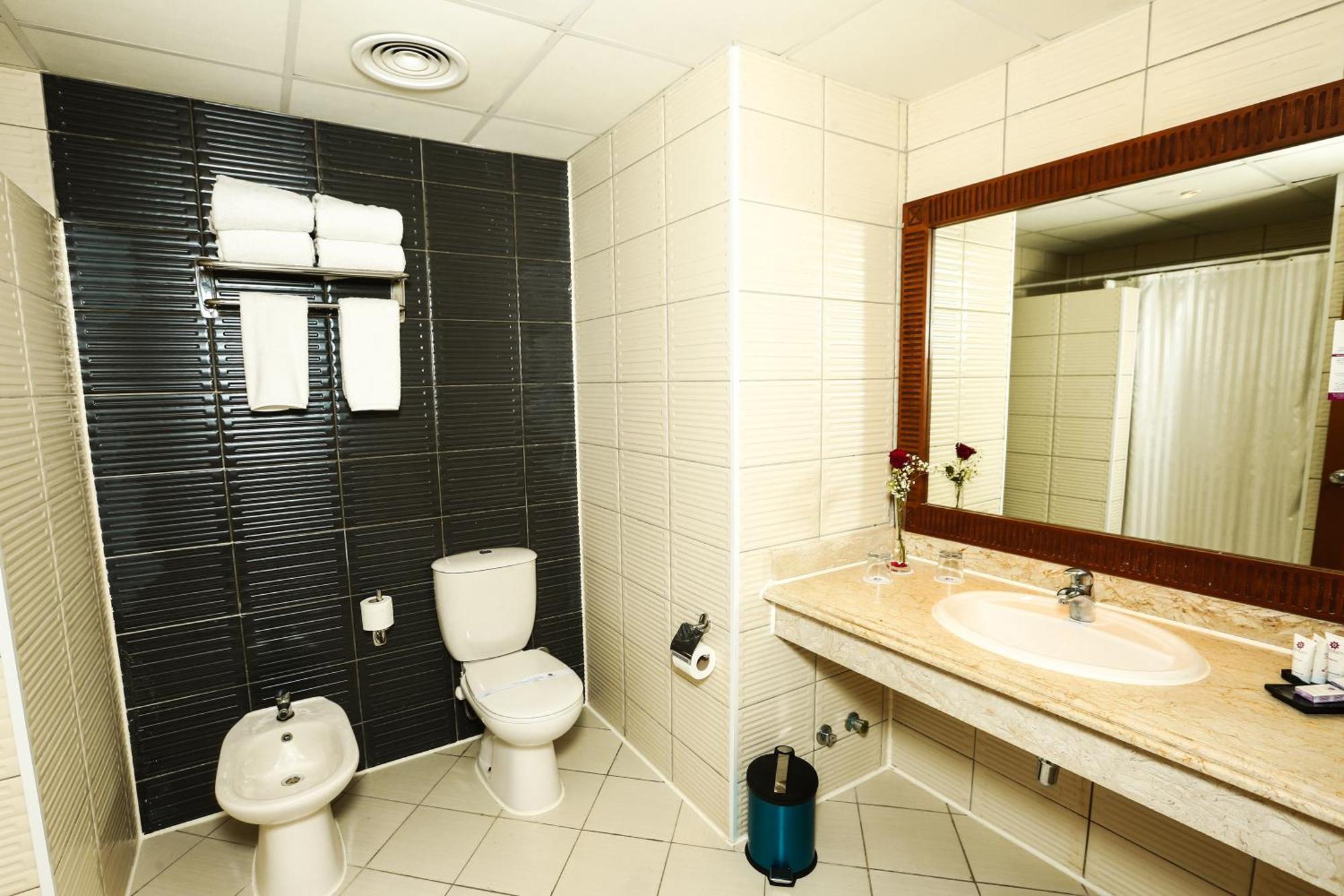Charmillion Gardens Aquapark Hotel Шарм ел-Шейх Екстериор снимка A modern bathroom