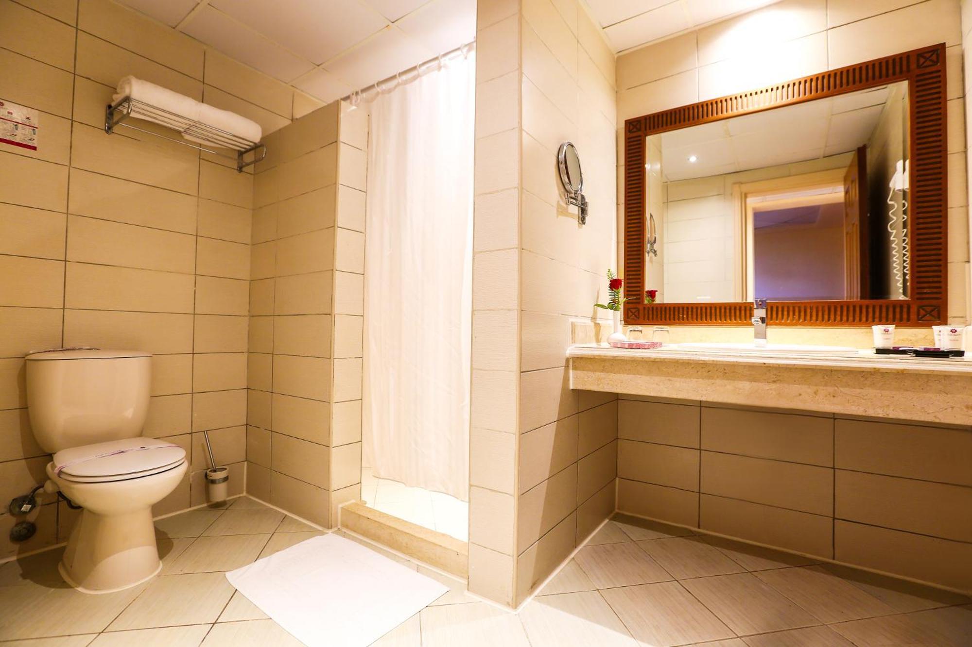 Charmillion Gardens Aquapark Hotel Шарм ел-Шейх Стая снимка A bathroom in a hotel