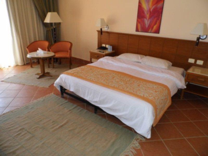 Charmillion Gardens Aquapark Hotel Шарм ел-Шейх Екстериор снимка A bedroom at the hotel