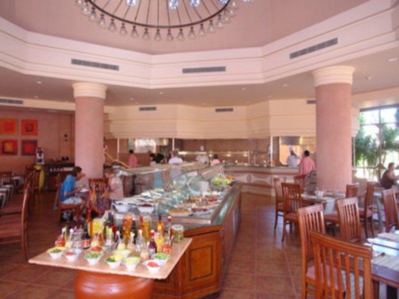 Charmillion Gardens Aquapark Hotel Шарм ел-Шейх Екстериор снимка A buffet at a hotel