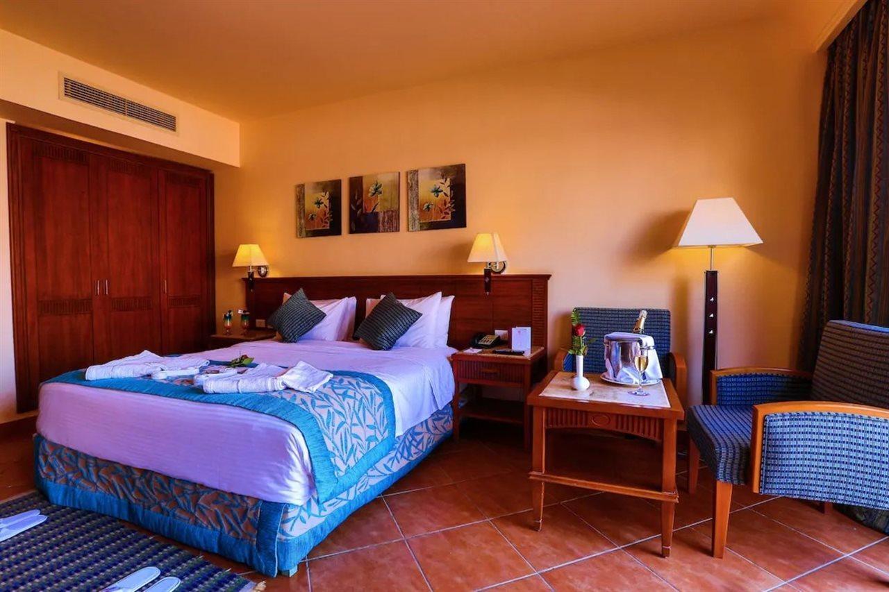 Charmillion Gardens Aquapark Hotel Шарм ел-Шейх Екстериор снимка A bedroom in a hotel